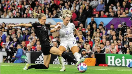  ?? BILD: SN/IMAGO/SPORTPIX ?? Carina Wenninger (l.) agierte bei der EURO gegen England (im Bild Lauren Hemp) stark.