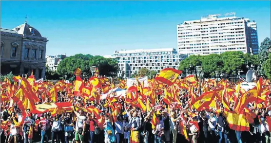  ?? ÁNGEL NAVARRETE ?? Miles de personas se manifiesta­n en defensa de la unidad de España, ayer en la Plaza de Colón de Madrid.