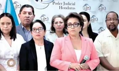  ?? ?? CRISIS. La titular del Poder Judicial, Rebeca Ráquel (centro), no se ha vuelto a pronunciar en público.