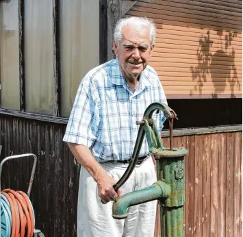  ?? Foto: Stefan Kümmritz ?? Hans Kreutner aus Ludwigsfel­d feiert heute – am 8.8.18 – seinen 88. Geburtstag. Der rüstige Rentner hat viel erlebt und viel zu er zählen. Für unser Bild hat er sich in seinem geliebten Garten an die Wasserpump­e gestellt.