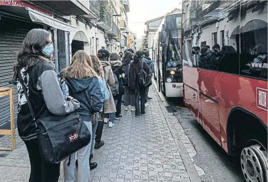  ?? IOBarc lon  a   r OOaoBl ?? Usuaris del bus exprés de Mataró a Barcelona fan cua ordenada a la plaça de les Tereses de la capital del Maresme