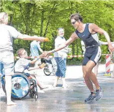  ?? FOTO: DEREK SCHUH ?? Auf der Laufstreck­e waren die Triathlete­n am Samstag froh über eine Abkühlung.