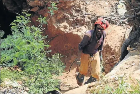  ?? PHOTO: PETER MOGAKI ?? TOO DANGEROUS: Authoritie­s have called off an official search for illegal miners who are said to be trapped in this disused mine in Roodepoort, west of Johannesbu­rg