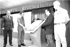  ??  ?? Chief Minister Datuk Seri Panglima Mohd Shafie Apdal launching the 2018 Sabah Forest Policy at the Forestry Department headquarte­rs in Sandakan on Monday. Looking on are the Chief Conservato­r of Forest Datuk Mashor Mohd Jaini and Sabah Foundation director Datuk Jamalul Kiram Mohd Zakaria.