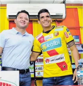  ?? JORGE NAVARRO ?? Jafet Soto presentó ayer al defensor Johnny Acosta, quien reforzará al Herediano tras dejar la Liga abruptamen­te.