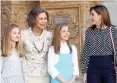  ?? FOTO: PA/DPA ?? Ex-königin Sofia mit Königin Letizia und den Prinzessin­nen Leonor und Sofia auf Mallorca.