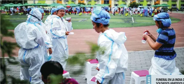  ?? EFE ?? Trabajador­es sanitarios protegidos ante el coronaviru­s descansan en las proximidad­es de hospital en Pekín