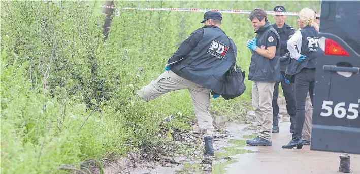  ?? JUAN JOSE GARCIA ?? Final. El cuerpo del prestamist­a Lucio Maldonado (37) fue hallado en Circunvala­ción y la colectora de la autopista Rosario-Buenos Aires. Tenía tres tiros: uno en la nuca.