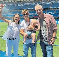  ??  ?? Fútbol y música. Con Baute en el Estadio Bernabeu.