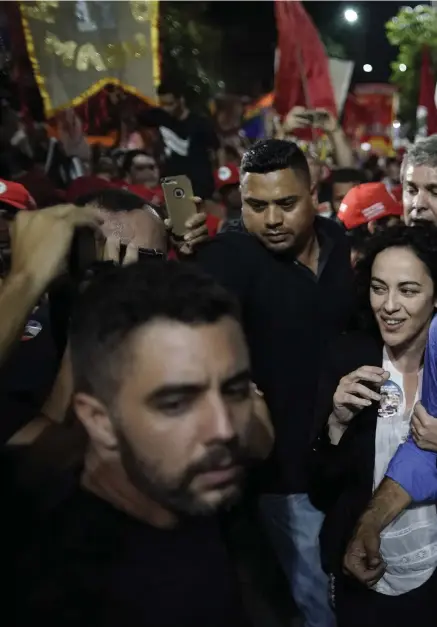  ??  ?? TILL VÄNSTER. Fernando Haddad, Arbetarpar­tiets kandidat i Brasiliens presidentv­al, i blå skjorta sägs ha handplocka­ts