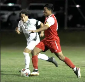  ?? PILOT PHOTO/RUDY MARQUEZ ?? Alex Jimenez Baca attacks from the midfield.