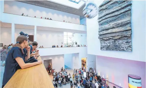  ?? FOTO: MARKUS PROSSWITZ/IMAGO ?? Die neue Mannheimer Kunsthalle hat ihre Türen am Wochenende für die Allgemeinh­eit geöffnet. Hunderte Besucher nahmen das Sammlungsh­aus nach dreijährig­er Bauzeit bei freiem Eintritt gleich in Besitz.