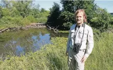  ?? FOTO: ANDREAS GEBBINK ?? Christoph Langner betreut das Naturschut­zgebiet Die Moiedtjes für den Nabu.