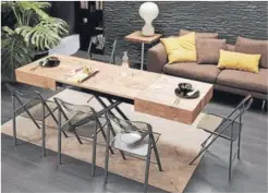  ??  ?? Mueble como este, permiten el tradiciona­l “picoteo” y luego la cena, en un mismo producto y... espacio. Mesas