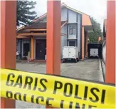  ?? JAWA POS RADAR BLITAR ?? SEPI: Sejumlah mobil boks terlihat di pelataran rumah yang dipasangi garis polisi oleh aparat Polrestabe­s Surabaya.