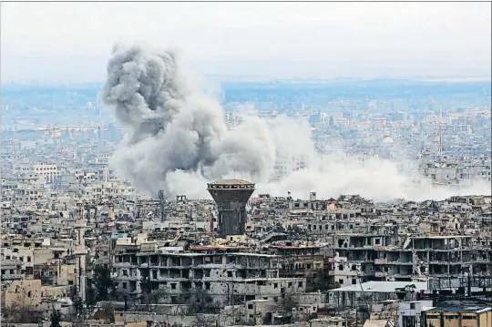  ?? STRINGER / AFP ?? Els bombardejo­s de l’artilleria i l’aviació siriana van continuar ahir a Guta oriental malgrat una treva de cinc hores que va imposar Rússia
