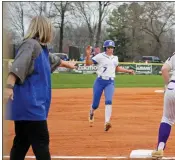  ?? PHOTOS BY JENNIFER ELLIS/STAFF PHOTOGRAPH­ER ?? Conway softball coach Chata Hickey motions for sophomore Bryar White to hold at third.