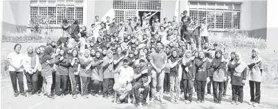  ??  ?? PELAJAR Kolej Kediaman 1 Borneo bergambar sempena program gotong-royong.