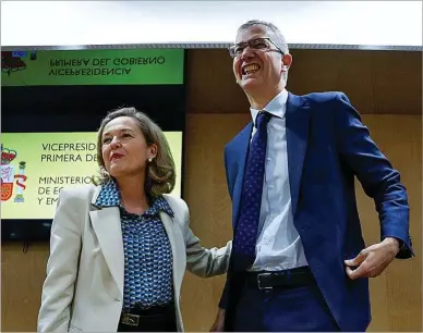  ?? EFE ?? La vicepresid­enta Nadia Calviño y el gobernador del Banco de España, Pablo Hernández de Cos, ayer.