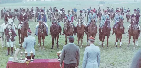  ?? FOTOS: BUNDESWEHR-REITERABTE­ILUNG WEINGARTEN (2)/LINSENMAIE­R (1) ?? Großverans­taltung: Die Siegerehru­ng beim Reitermehr­kampf 1992.