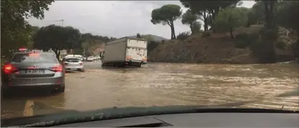  ?? (Photo Sarah Tatine) ?? La circulatio­n a été fortement ralentie à l’entrée de la route du Muy en raison de la présence d’eau et de boue.