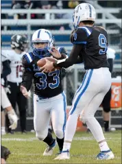  ?? PILOT PHOTOS/BEV HARAMIA ?? Laville’s Lucas Plummer (9) hands off to Paul Dewitt (33).