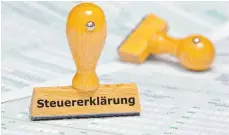  ?? FOTO: DPA ?? Stempel auf Finanzunte­rlagen: Auch für Anleger kann sich die Steuererkl­ärung finanziell lohnen.