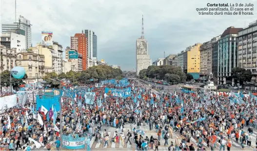  ?? MARIO QUINTEROS ?? Corte total. La 9 de Julio quedó paralizada. El caos en el tránsito duró más de 8 horas.