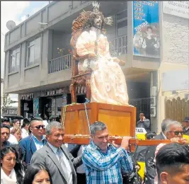  ?? Foto:
Yadira Illescas / EXTRA ?? La procesión del Señor del Consuelo se realiza cada año en la parroquia Pinllo.