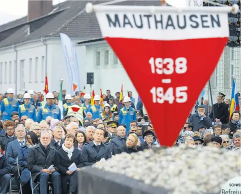  ??  ?? Rund 7000 Menschen gedachten am Sonntag in Mauthausen der Befreiung des Konzentrat­ionslagers vor 72 Jahren. In vorderster Reihe: Bundespräs­ident Alexander Van der Bellen, seine Frau Doris Schmidauer, Bundeskanz­ler Christian Kern und...