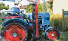  ?? Foto: Werner Burkhart ?? Der Oldie-Traktor von Wehringens Bürgermeis­ter Manfred Nerlinger eignet sich mit seinem Messerbalk­enmähwerk ideal für die ökologisch­e Pflege großer Wiesen.