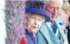  ?? FOTO: ANDREW MILLIGAN/DPA ?? Königin Elizabeth II. und ihr Sohn Prinz Charles: Sie hat sich nach Windsor zurückgezo­gen, er eine Reise verschoben.