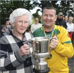  ??  ?? Sidney O’Reilly presents the Charlie Byrne Cup to Rathnew captain Glenn Fewings.