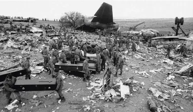  ??  ?? Tareas de rescate de cuerpos de víctimas junto a los restos del Boeing de Avianca que se estrelló en Mejorada del Campo en 1983.