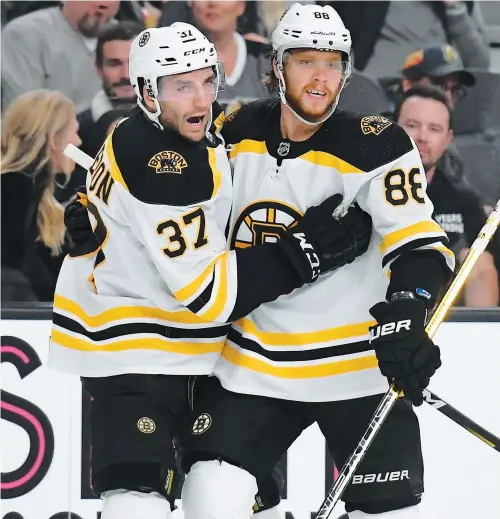  ?? PHOTO AFP ?? Patrice Bergeron félicitant David Pastrnak après son but face aux Golden Knights à Las Vegas, le 8 octobre.