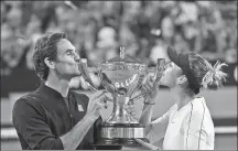  ?? AP ?? Switzerlan­d’s Roger Federer and Belinda Bencic kiss the Hopman Cup trophy after victory over Germany’s Alexander Zverev and Angelique Kerber in Saturday’s final in Perth, Australia.