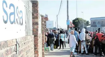  ?? Picture: FREDLIN ADRIAAN ?? PATIENCE:
People waiting outside the SASSA offices in Motherwell.