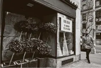  ?? Mohamed Sadek / New York Times ?? A commercial space is for rent Tuesday in Manhattan. Analysts are expecting a Labor Department report on December unemployme­nt to show minor payroll gains.