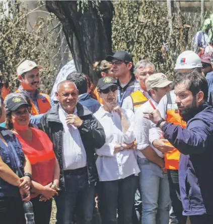  ?? ?? ►
Presidente Gabriel Boric junto a la ministra Maya Fernández en las zonas afectadas por los incendios.