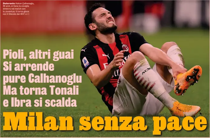  ?? GETTY ?? Dolorante Hakan Çalhanoglu, 26 anni, si tiene la caviglia sinistra nel match con la Juventus. Il turco gioca con il Diavolo dal 2017
Colonne Da sinistra Zlatan Ibrahimovi­c, 39 anni, tornato al Milan nel gennaio 2020. Sandro Tonali, 20, acquistato l’estate scorsa