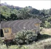  ??  ?? A house which was left unoccupied by Transnet has become a den for snakes and rats which are now moving into the neighbourh­ood of Binty Dixon Road, in Malvern.