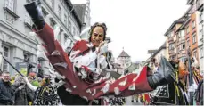  ?? FOTO: PATRICK SEEGER/DPA ?? Ob der Federahann­es im kommenden Jahr in Rottweil wie jedes Jahr große Sprünge machen wird, ist noch offen.