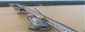 ??  ?? The 1.708km-long Durin Twinbridge across the Rajang River in Sibu is the longest bridge to be constructe­d in the Pan Borneo Highway project.