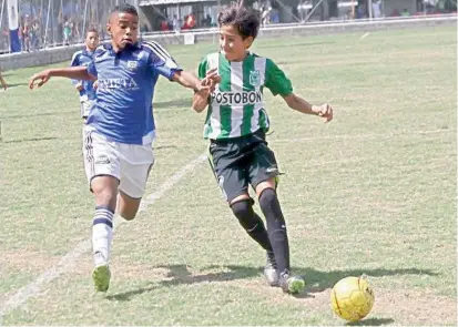  ?? FOTO CORTESÍA CLUB BELÉN LA NUBIA ?? Nicolás Alcazar (azul) se define como un delantero encarador y habilidoso. Por ahora solo piensa en progresar en el fútbol. Estará en el Ponyfútbol.