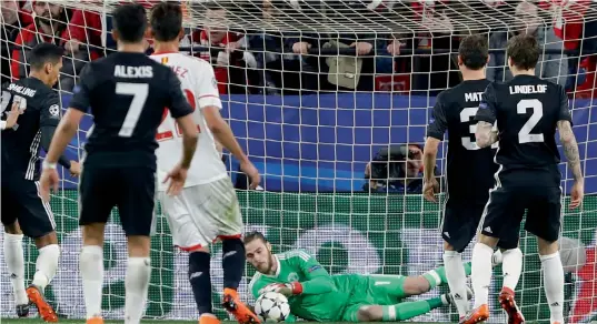  ?? AP ?? Manchester United’s David de Gea ( centre) in action in their Champions League round of 16 first leg match against Sevilla FC at the Ramon Sanchez Pizjuan Stadium in Seville on Wednesday. The match ended goalless. —