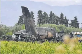  ?? AFP ?? Rescue workers around the wreckage of the Algerian army plane which crashed.