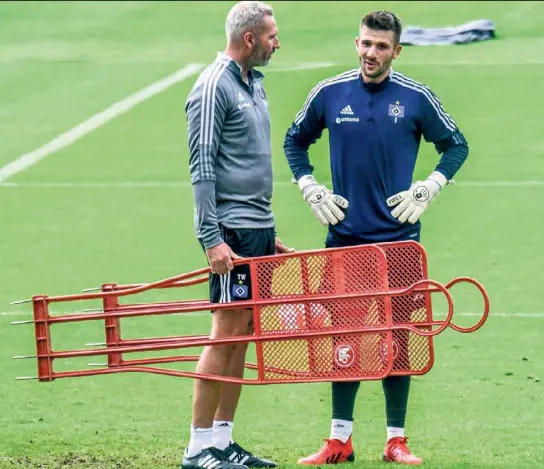  ?? ?? Hamburger Erfolgsgar­anten: Trainer Tim Walter (l.) und Torwart Daniel Heuer Fernandes