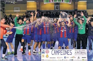  ??  ?? CAMPEONES. Víctor Tomás levanta la 12ª Copa Asobal del Barça en el Palacio de Deportes de León.