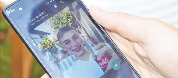  ?? Foto: Maximilian von Linden ?? K!ar.Texter Maximilian von Linden mit einer Coca-Cola-Flasche – eigentlich kein besonderes Bild. Verschickt er das Foto jedoch über WhatsApp, könnte er plötzlich Teil einer Werbekampa­gne des Getränkehe­rstellers werden. Solche und noch andere Klauseln...