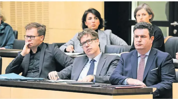  ?? FOTO: BERND VON JUTRCZENKA/DPA ?? Lange Gesichter bei dem Regierungs­vertretern am Montag im Bundestag, auch bei Bundesarbe­itsministe­r Hubertus Heil (r.).